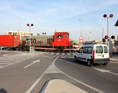 Intersecciones de la red ferroviaria con la red viaria en el puerto de Valencia