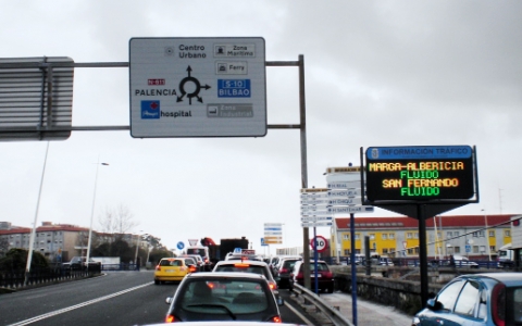 Installation of urban signs to report traffic conditions in Santander